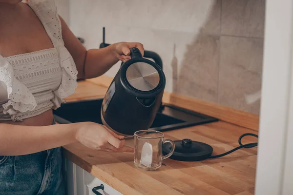 Black Kettle Kitchen Table Woman Hand Holds Teapot Makes Tea — Stock Photo, Image