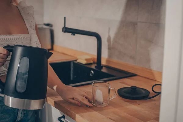 Black Kettle Kitchen Table Woman Hand Holds Teapot Makes Tea — Stock Photo, Image