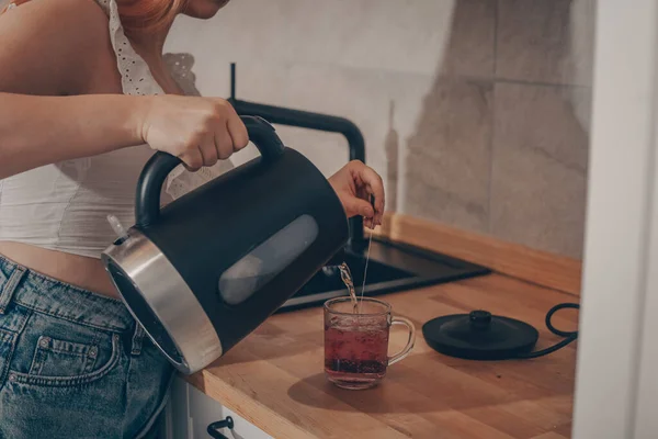 Black Kettle Kitchen Table Woman Hand Holds Teapot Makes Tea — Stock Photo, Image