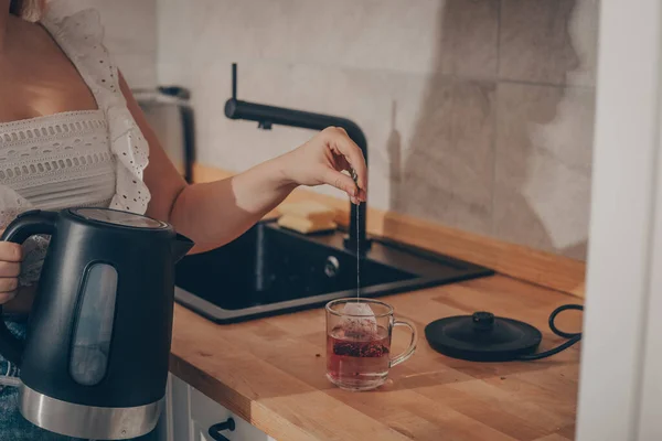 Black Kettle Kitchen Table Woman Hand Holds Teapot Makes Tea — Stock Photo, Image