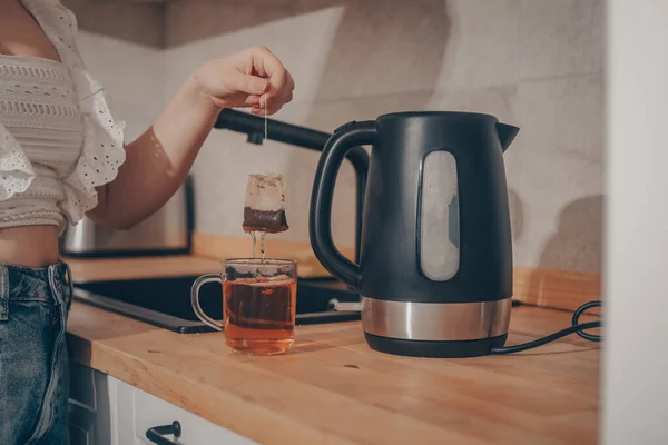 Black Kettle Kitchen Table Woman Hand Holds Teapot Makes Tea — Stock Photo, Image