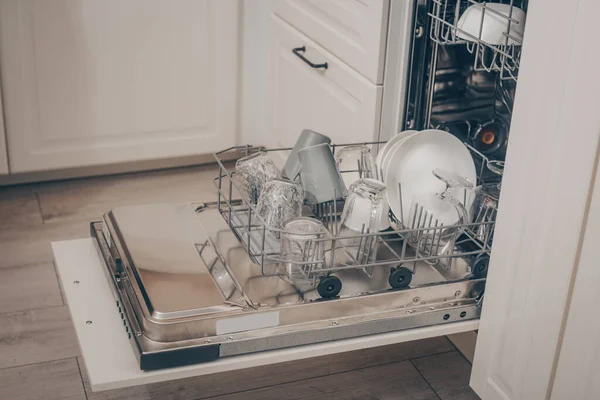 Встроенная Посудомоечная Машина Кухне Мытье Посуды Тарелки Чашки Стаканы Стоит — стоковое фото