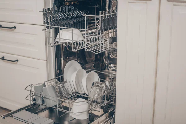 Встроенная Посудомоечная Машина Кухне Мытье Посуды Тарелки Чашки Стаканы Стоит — стоковое фото