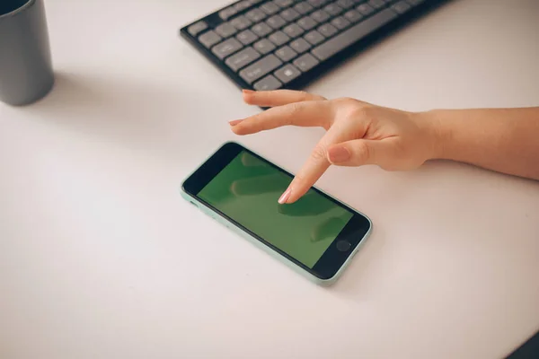 Mobiltelefon Mit Grünem Bildschirm Das Smartphone Liegt Auf Dem Tisch — Stockfoto