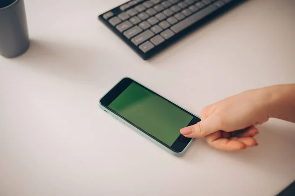 Mobiltelefon Mit Grünem Bildschirm Das Smartphone Liegt Auf Dem Tisch — Stockfoto