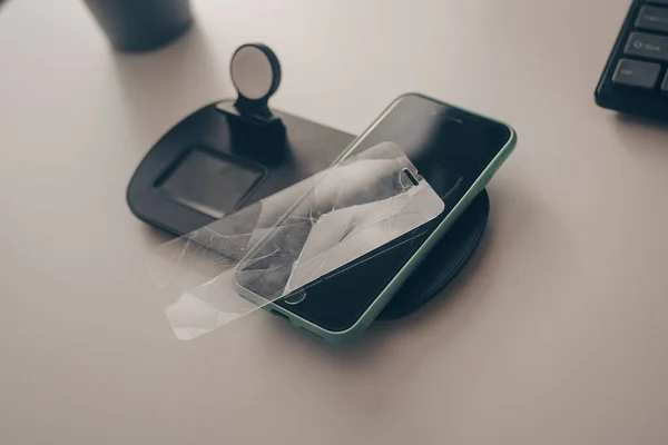 Das Handy Liegt Auf Dem Tisch Smartphone Mit Kaputtem Bildschirm — Stockfoto