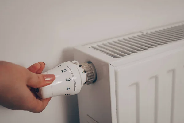 Mano Una Mujer Gira Perilla Calefacción Batería Calefacción Apartamento Casa — Foto de Stock