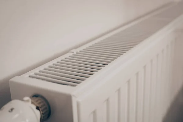 Μπαταρία Κρέμεται Στον Τοίχο Θέρμανση Ένα Διαμέρισμα Στο Σπίτι Τιμές — Φωτογραφία Αρχείου