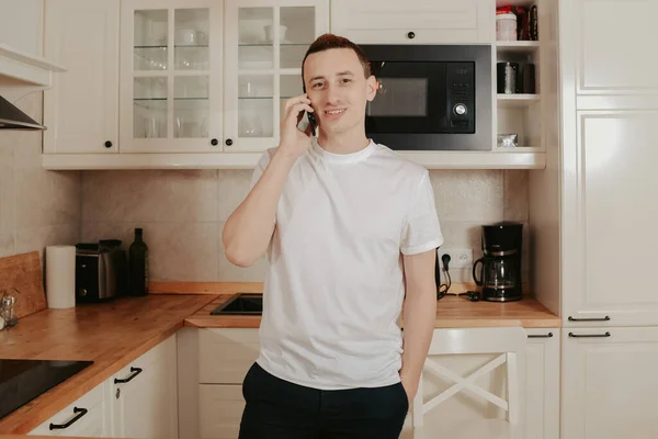 Man Standing Kitchen Talking Phone Calls His Mobile Find Out — Stock Photo, Image