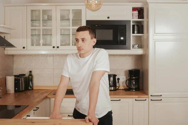Uomo Trova Sullo Sfondo Una Cucina Alla Moda Ragazzo Pensa — Foto Stock