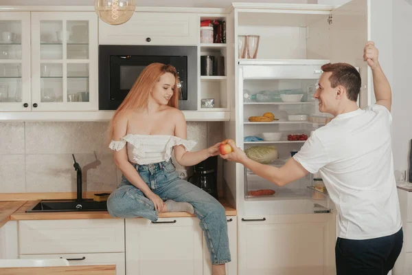 Ragazzo Ragazza Cucina Coppia Amorevole Casa Uomo Nutre Una Mela — Foto Stock