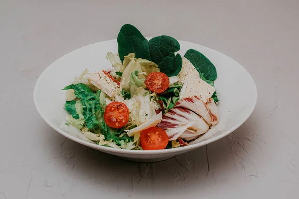 Salát Bylinkami Cherry Rajčaty Camembert Špenátem Salátem Zdravé Jídlo Snídaně — Stock fotografie