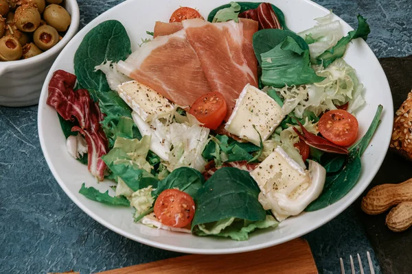 Salát Bylinkami Cherry Rajčaty Camembert Prosciutto Špenátem Salátem Zdravé Jídlo — Stock fotografie