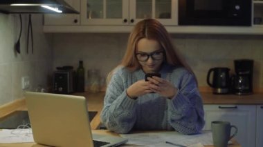 Öğrenci kız video iletişimiyle çalışmaz. Online ders, öğrenci ders yerine telefonla konuşuyor..