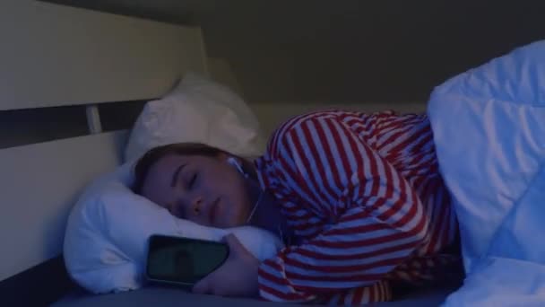 Ein Mädchen Schaut Morgens Aufs Telefon Eine Frau Bett Schaut — Stockvideo