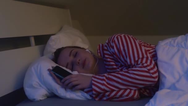 Het Meisje Ligt Het Bed Met Gesloten Ogen Slapen Vrouw — Stockvideo