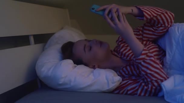Flickan Ligger Sängen Med Slutna Ögon Och Sover Kvinna Med — Stockvideo