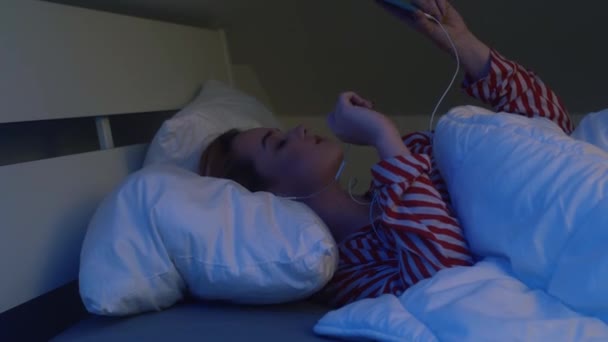 Menina Está Deitada Cama Com Olhos Fechados Dormindo Mulher Com — Vídeo de Stock