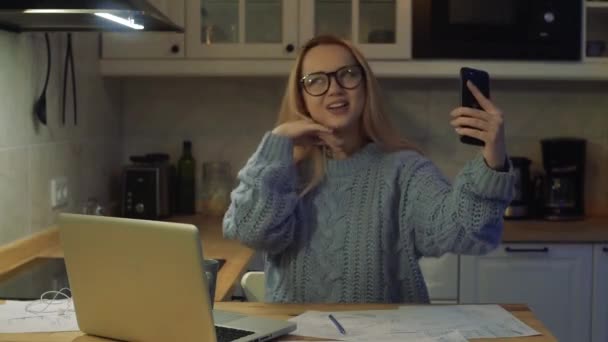 Uma Estudante Senta Cozinha Frente Computador Grava Vídeo Seu Telefone — Vídeo de Stock