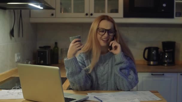 Diáklány Nem Videokommunikáción Keresztül Tanul Online Lecke Diák Telefonon Beszél — Stock videók