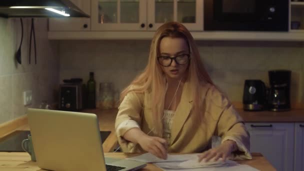 Insegnante Freelance Donna Dietro Portatile Lavora Casa Una Bella Bionda — Video Stock