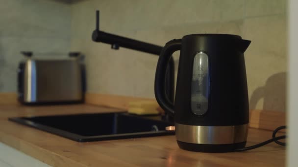 Das Mädchen Kocht Tee Aus Einem Beutel Stellt Den Wasserkocher — Stockvideo