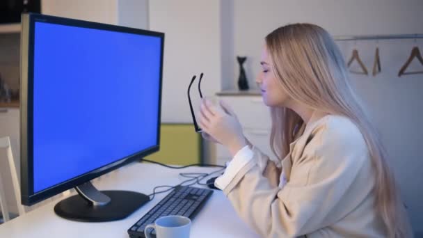 Piękna Dziewczyna Spogląda Duży Monitor Coś Drukuje Kobieta Pracuje Domu — Wideo stockowe