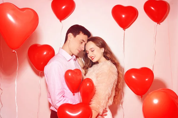 素敵な恋人と男は恋人のバレンタインデーにキス バレンタインカップル 夫婦のキスと抱擁 背景に赤い風船の心に 愛の概念 — ストック写真