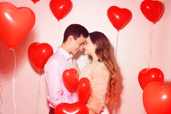 Mann Mit Seiner Reizenden Liebsten Küsst Sich Valentinstag Valentinspaar Paar — Stockfoto