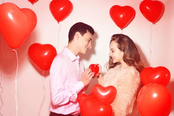 Mann Gir Presang Til Sin Nydelige Kjæreste Elskerens Valentinsdag Valentinpar – stockfoto