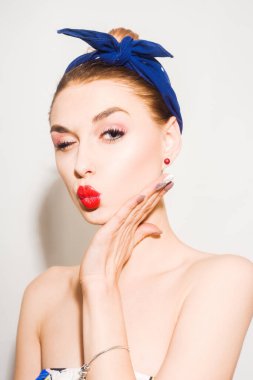 Kırmızı dudaklı ve mavi bandajlı beyaz arka planda pimpirikli kız