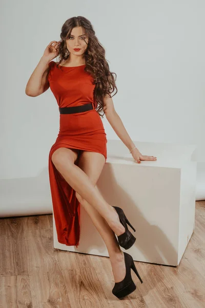 Αισθησιακή Όμορφη Μελαχρινή Γυναίκα Που Ποζάρει Σέξι Κόκκινο Βραδινό Φόρεμα — Φωτογραφία Αρχείου