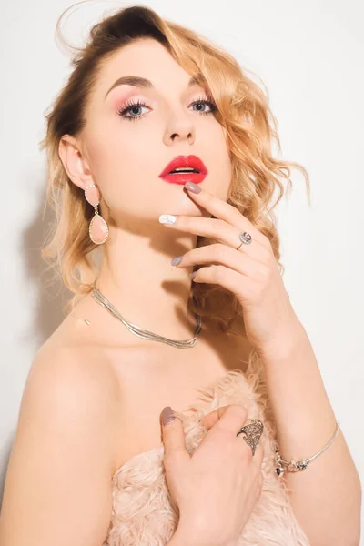 Küpeli Yüzüklü Güzel Bir Kadın Mücevher Elmas Modelleri Mücevherli Genç — Stok fotoğraf