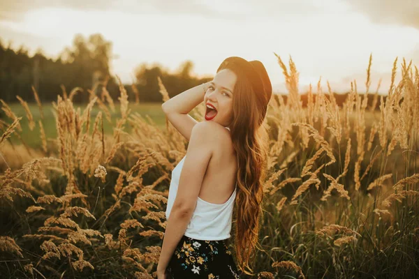 Prachtige Vrouw Een Tarweveld Een Zonsondergang Achtergrond Een Modieus Meisje — Stockfoto