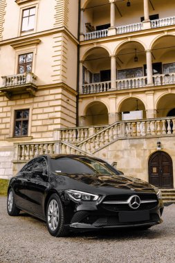 Şehir caddesinde siyah bir Mercedes 'in güzel bir fotoğrafı. Lüks pahalı bir araba. Nakliye aracı. Marque marsedez bens. Krakow. Polonya 04 / 03 / 2021 