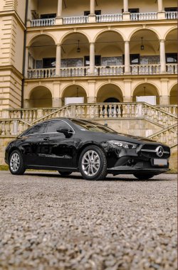 Şehir caddesinde siyah bir Mercedes 'in güzel bir fotoğrafı. Lüks pahalı bir araba. Nakliye aracı. Marque marsedez bens. Krakow. Polonya 04 / 03 / 2021 