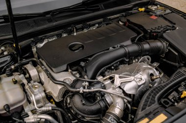 Arabanın içi, araba tamiri, servis. Arabanın tamponunun altında. Arabanın yedek parçalarının fotoğrafları..