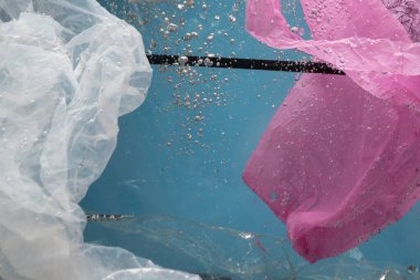 Okyanus kirliliği, su. Plastik ve enkaz suda yüzer. Paketler ve kutular denize atıldı..