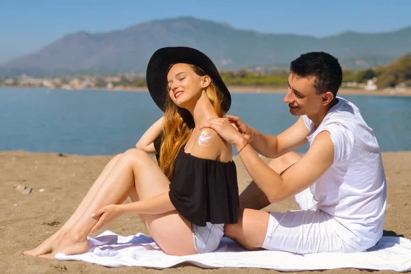 Sonnenpflegepärchen Sommerurlaub Strand Haben Eine Gute Hautpflege Mit Hohem Sonnenschutzfaktor — Stockfoto