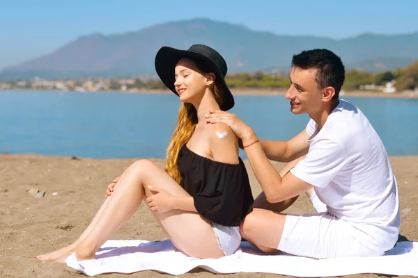 Sonnenpflegepärchen Sommerurlaub Strand Haben Eine Gute Hautpflege Mit Hohem Sonnenschutzfaktor — Stockfoto