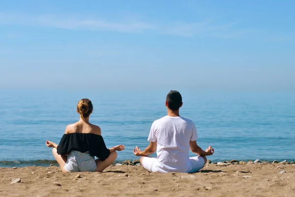 Couple Engaged Yoga Beach Background Sea Health Sports Woman Man — Stock Photo, Image