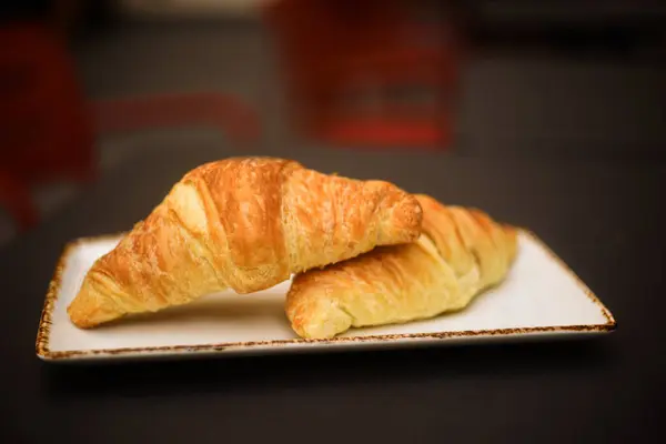 Zwei Croissants Auf Dem Tisch Frühstück Draußen Einem Restaurant Französisches — Stockfoto