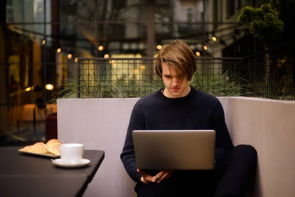 Homme Buvant Une Tasse Café Dans Restaurant Sur Terrasse Freelancer — Photo