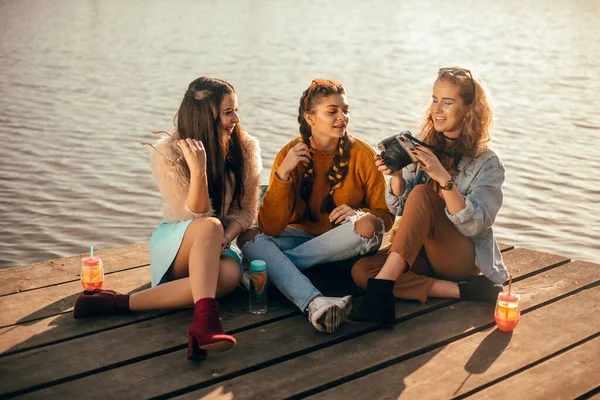 Den Blonda Flickan Tar Bilder Sina Brunettflickvänner Den Gamla Kameran — Stockfoto