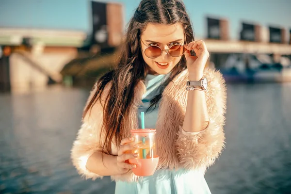 Nettes Mädchen Sommer Strand Flussnähe Eine Schöne Brünette Mit Brille — Stockfoto
