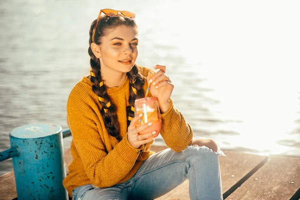 Het Meisje Hete Zonnige Dag Drinkt Limonade Zomer Vibes Meisje — Stockfoto