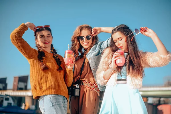 Tre Flickor Nära Floden Mot Himlen Har Roligt Modeflickor Solglasögon — Stockfoto