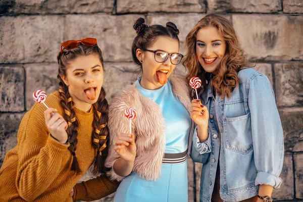 Τρία Όμορφα Κορίτσια Τρώνε Γλυκά Και Πίνουν Χυμούς Και Ποτά — Φωτογραφία Αρχείου