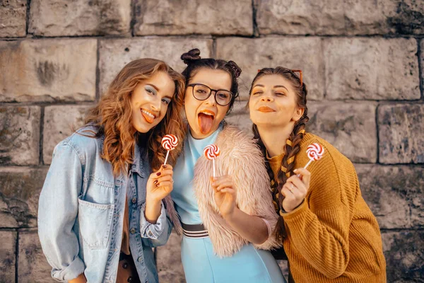 Drei Hübsche Mädchen Essen Süßigkeiten Und Trinken Einem Schönen Sommertag — Stockfoto