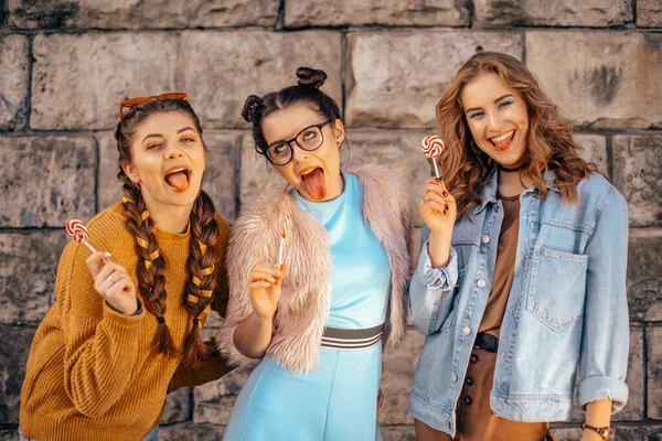 Belles Petites Amies Adolescentes Robes Lunettes Tendance Promènent Été Journée — Photo